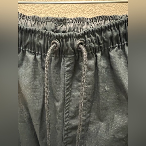 Nike - NWT - XL -  Black Cargo Pants - Oversized fit - Mid Rise stacked Length - Picture 12 of 15